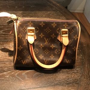 Small Louis Vuitton Purse. Gently used.